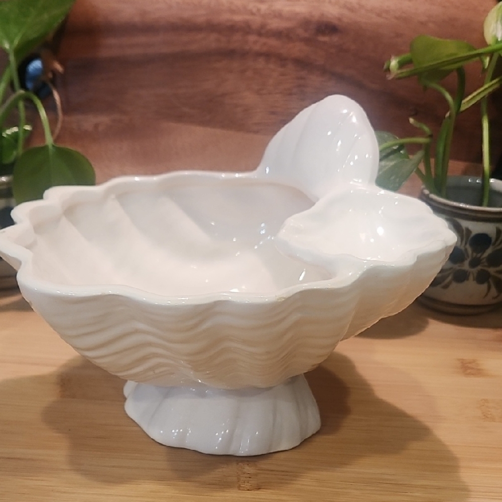 Vintage! Elegant White Ceramic Shell Bowl 60s & 70s